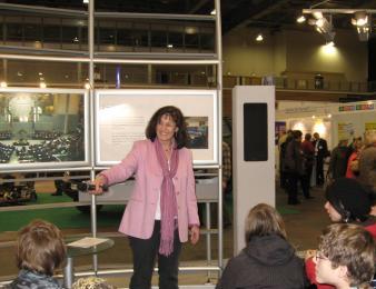 Auf der Thüringen-Ausstellung am Messestand des Deutschen Bundestages am 9. März 2009 freute ich mich über die Gespräche mit Schülern aus Erfurt und Weimar.