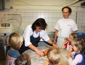 Auch in diesem Jahr habe ich gemeinsam mit Bäckermeister Bernd Rost, am 8. Dezember 2009, in dessen Backstube in der Schützengasse in Weimar Weihnachtsplätzchen gebacken. Bereits vor zwei Jahren haben wir dazu Kinder eingeladen. Diesmal haben uns die Kinder aus dem Beratungs- und Familienzentrum des SOS-Kinderdorfes e. V. beim Backen geholfen.