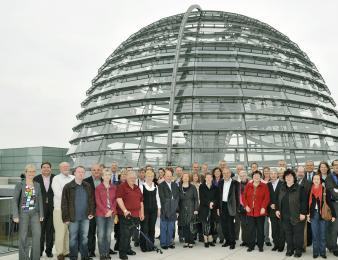 Vom 20. bis 21. Mai 2010 hatte ich eine bunt gemischte Gruppe politisch interessierter Weimarer Bürger zu einer Informationsreise nach Berlin eingeladen. Neben einem Informationsgespräch im Bundesrat und im Bundesministerium der Verteidigung stand der Besuch einer Plenarsitzung des Deutschen Bundestages auf dem Programm. Emotional beeindruckend war der Besuch im ehemaligen Untersuchungsgefängnis der Staatssicherheit in Hohenschönhausen. Ein Mitreisender fasste es wie folgt zusammen: „Vielen Dank, selbst für einen politisch interessierten Bürger gab es eine Fülle von Neuigkeiten.“