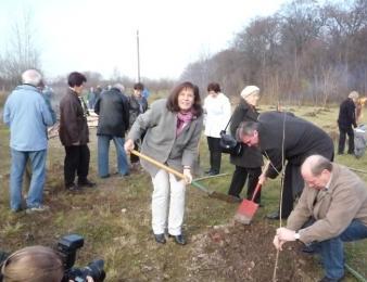 20. Nov. 2009; bereits 2003 zum Startschuss des Bürgerwaldes im Rahmen der „Entente Florales – eine Stadt blüht auf“ durfte ich den ersten Baum, eine Esche, im neuen Bürgerwald pflanzen und 2009 bin ich natürlich auch dabei und wieder mit einer Esche.