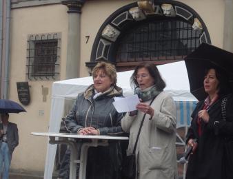 Mit der Ausstellung "Mit Demokratie gewinnen" beteiligte sich die Erfurter CDU am Bürgerfest anlässlich des 1. Mai. Auf dem Fischmarkt konnten sich Interessierte darüber informieren, wie viele mutige Menschen dafür gestritten haben und welche langen Wege gegangen worden sind, ehe es in Deutschland zu einem modernen Rechtsstaat kam. Mit dieser Veranstaltung setzten wir erneut ein Zeichen gegen Extremismus.