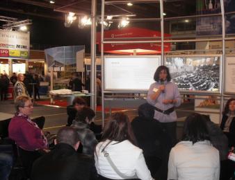 10. März 2010 Der Deutsche Bundestag zu Besuch auf der Thüringen-Ausstellung
Auch dieses Jahr lud ich wieder Schulklassen ein, um von meiner Arbeit in Berlin zu erzählen. Ich freue mich sehr,immer wieder in den
Dialog mit den Schülerinnen und Schüler zu treten. Solche Diskussionen sind ausgesprochen interessant und geben mir Impulse für meine Arbeit in Berlin und natürlich auch im Wahlkreis.