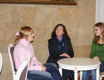 2. Dezember 2009; Schüler drehen Dokumentarfilme zur Weimarer Republik. Im Rahmen dieser Aufnahmen wurde mit mir am 2. Dezember 2009 ein Interview am historischen Ort, dem Deutschen Nationaltheater geführt. Spezielles Thema hier war die Rolle der Frau in der Gesellschaft und Politik, ausgehend von 1919 und dem ersten Auftritt weiblicher Abgeordneter im Reichstag bis heute.