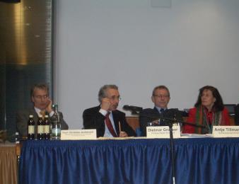 08.01.2009; Podiumsdikussion \"Kann der Staat dem Mittelstand helfen?\" Staatssekretär Prof. Juckenack, Staatssekretär Hartmut Schauerte, ich und Ralf Bornkessel standen für Fragen zum Thema zur Verfügung. Moderiert wurde die Veranstaltung von Herrn Grosser.