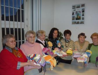 Die Spinnstubenfrauen überreichten mir am 12. März 2009 die Mützen, welche sie für die Aktion "Eine Mütze voll Leben" gestrickt hatten.