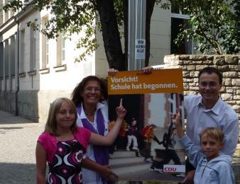 30. Juli 2009; Auch dieses Jahr startete ich wieder gemeinsam mit dem Landtagsabgeordneten Michael Panse die Plakataktion "Vorsicht! Schule hat begonnen.", um auf die neuen Verkehrsteilnehmer aufmerksam zu machen.