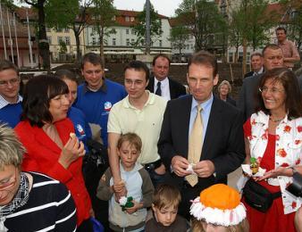27. April 2009; Baumpflanzaktion im Erfurter Hirschgarten mit dem Ministerpräsidenten Dieter Altahus