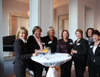 22. April 2010 Die Gruppe der Frauen der CDU/CSU-Bundestagsfraktion und die weiblichen Abgeordneten der FDP-Bundestagsfraktion haben sich am 22. April 2010 zum ersten Mal gemeinsam getroffen.
Die weiblichen Abgeordneten der Regierungsfraktion haben sich zu einem Gespräch zusammengefunden, um sich besser kennenzulernen und den „kurzen, direkten Draht“ zueinander herzustellen. Gemeinsam stellen die Frauen ein starkes Netzwerk und eine starke Truppe:
47 Mitglieder der CDU/CSU-Bundestagsfraktion sind Frauen, bei der FDP sind es 23. Der Frauenanteil in den Fraktionen