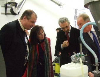 08.01.2009; Der Pal. Staatssekretär Hartmut Schauerte, Ralf Bornkessel und ich, lassen uns vom Geschäftsführer der Firma Glatt aus Weimar, Herr Böber, die neue Laboranlage erklären.